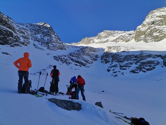 Bild 11 Kurze Rast vor dem Steilanstieg die Rinne von links nach rechts