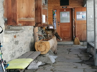 Bild 7 Laentahuette mit Olaf dem Huettenfuchs