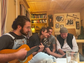 Lustiger Huettenabend mid der Belegschaft   Kopie