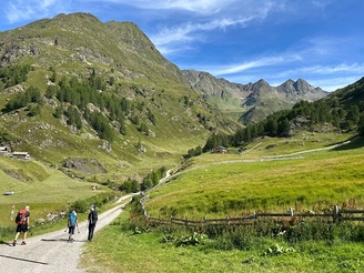 Aufstieg durch liebliche Landschaft